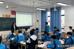 蓝月众将合影五冠？哈兰德“吃奖牌”？B席直接躺上桌？